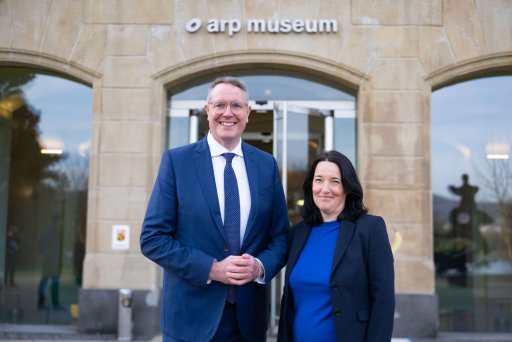 #arpaktuell | Ministerpräsident Alexander Schweitzer zu Besuch im Arp Museum 