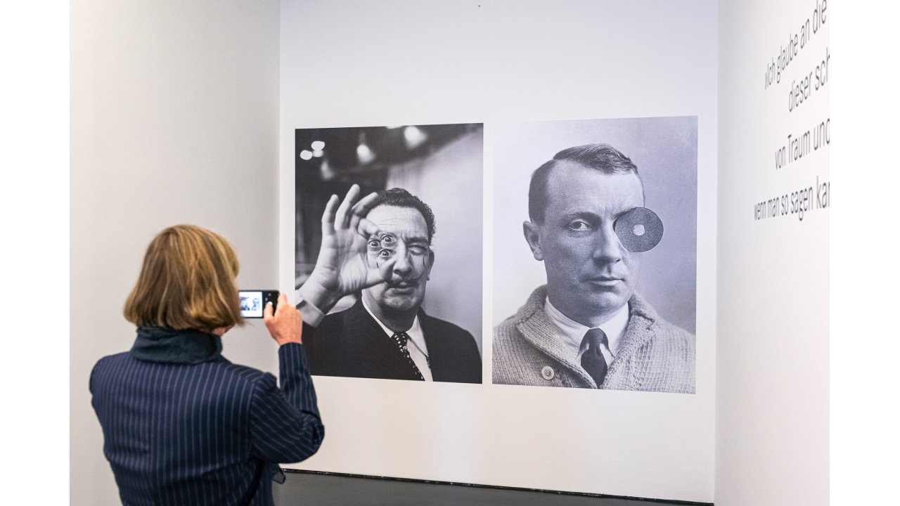 Ausstellungsansicht: Porträts von Dalí und Arp