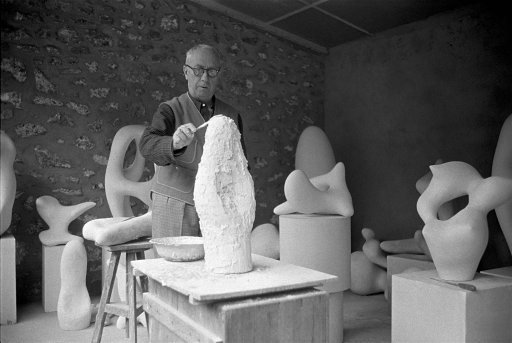 Arp arbeitet an einer Gipsskulptur in Meudon_ ca. 1957_Foto Ernst Scheidegger_© Stiftung Ernst Scheidegger Archiv