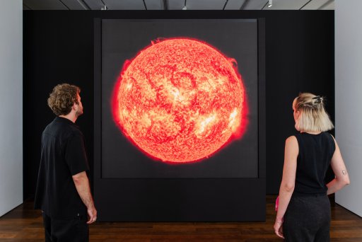 Ausstellungsansicht „Zu den Sternen!“ mit Katharina Sieverdings DIE SONNE UM MITTERNACHT SCHAUEN (RED), SDO/NASA, 2011–14, Foto: David Ertl, © Katharina Sieverding, VG Bild-Kunst, Bonn 2026
