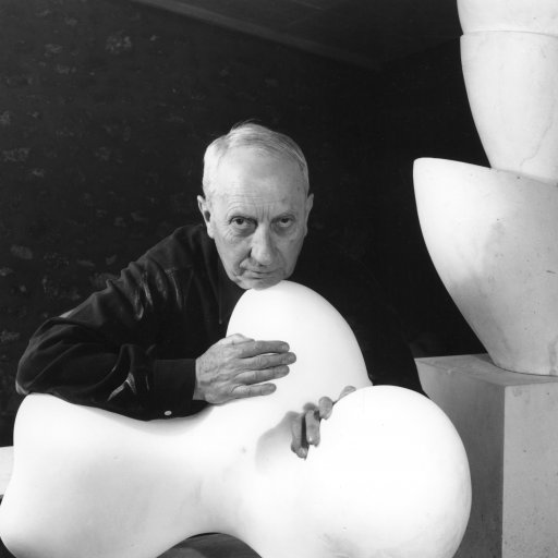 Arp mit seiner Skulptur Menschliche Konkretion, 1954 