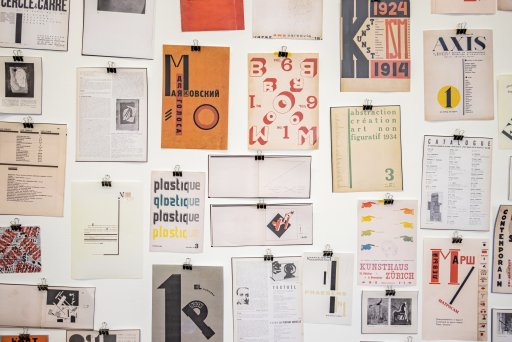 Inspiration und Recherche zur Typographie für eine dauerhafte Sammlungspräsentation | Installationsansicht von »‚Ich bin von einem Anfang zum anderen Anfang gerollt und habe kein Ende gefunden‘« | Foto: Helmut Reinelt