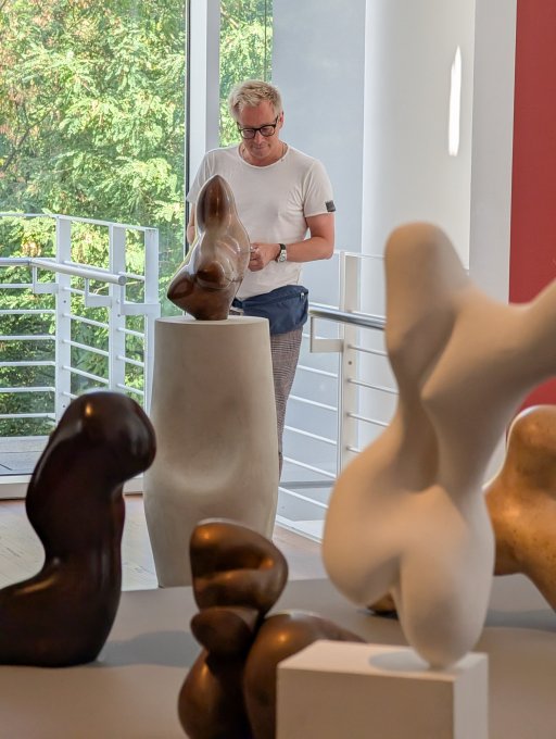 Mathias Traxler in der Ausstellung Kosmos Arp, Foto Helmut Reinelt