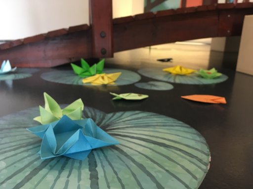 Origami auf Seerosen