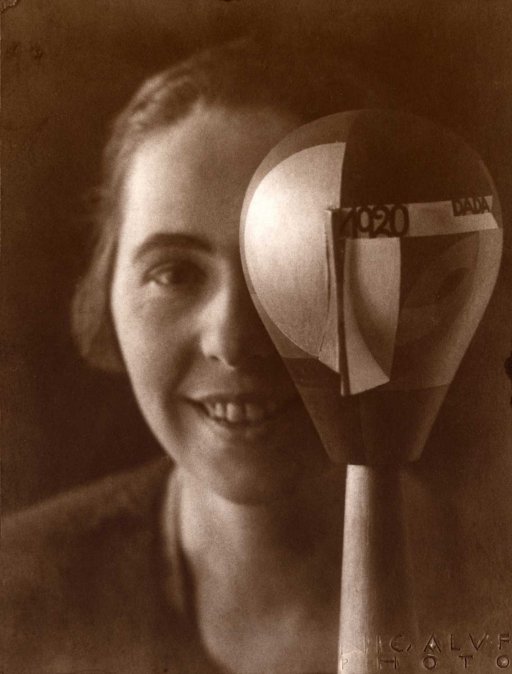 Sophie Taeuber-Arp mit Dadakopf, 1920 | © und Foto: Nic Aluf, Stiftung Arp e.V., Berlin / Rolandswerth